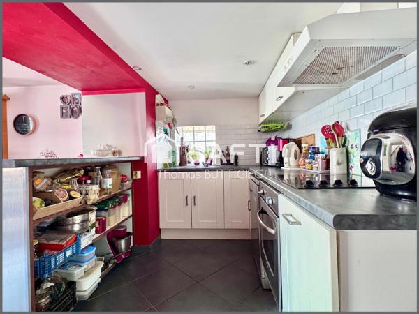 Maison de ville, deux chambres et atelier.