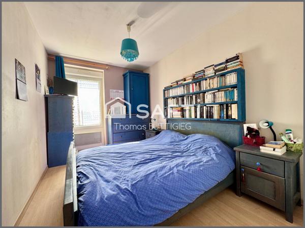 Maison de ville, deux chambres et atelier.