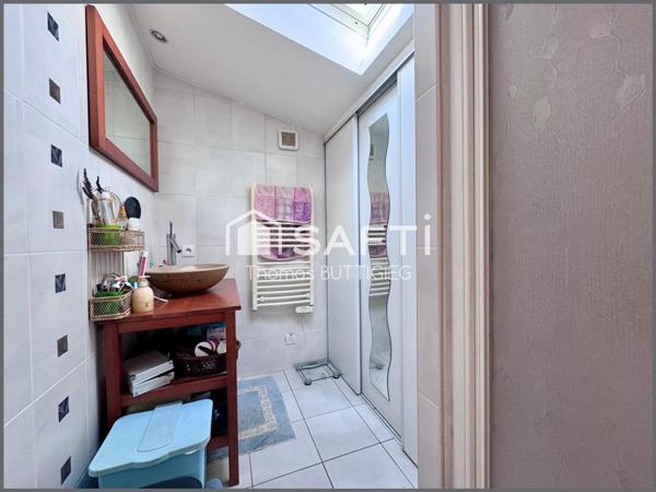 Maison de ville, deux chambres et atelier.