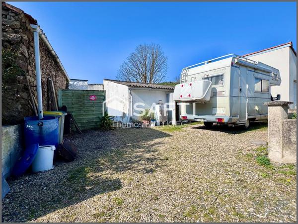 Maison de ville, deux chambres et atelier.