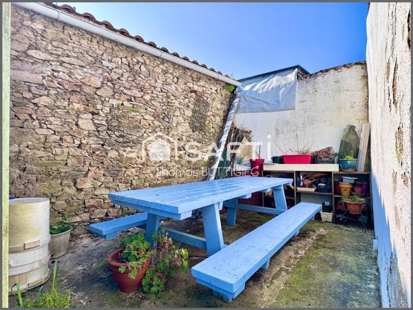 Maison de ville, deux chambres et atelier.