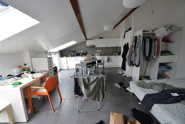 A vendre Angers hyper centre à deux pas du tramway et de la place Molière, appartement studio avec cuisine ouverte aménagée, chauffage individuel, locataire en place.Copropriété en cours de division.
