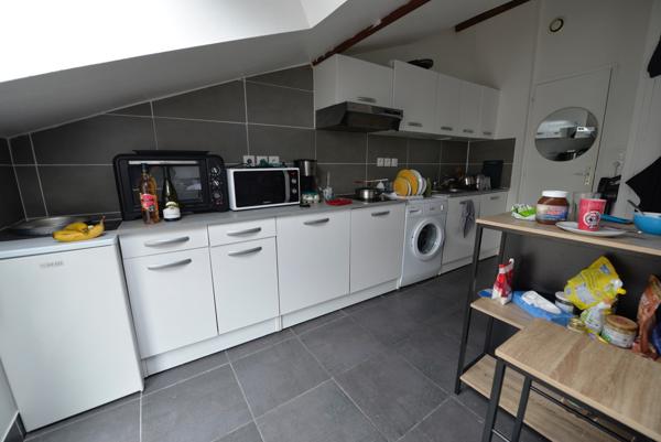 A vendre Angers hyper centre à deux pas du tramway et de la place Molière, appartement studio avec cuisine ouverte aménagée, chauffage individuel, locataire en place.Copropriété en cours de division.