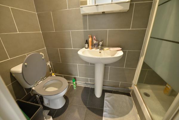 A vendre Angers hyper centre à deux pas du tramway et de la place Molière, appartement studio avec cuisine ouverte aménagée, chauffage individuel, locataire en place.Copropriété en cours de division.