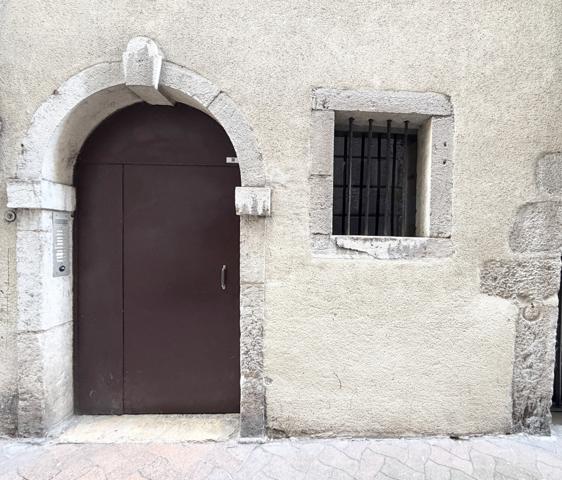 Chambéry (73000) Appartement T2 - 3ème étage - rue piétonne - centre historique Chambéry - Savoie