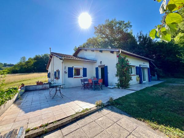 Dans le secteur de Pujols, au coeur du Lot-et-Garonne, proche de toutes les commodités, cette ravissante maison d'environ 107,15 m² vous séduira par son emplacement privilégié et sa vue imprenable. Elle se compose d'un vaste salon/séjour lumineux d'enviro , Pujols