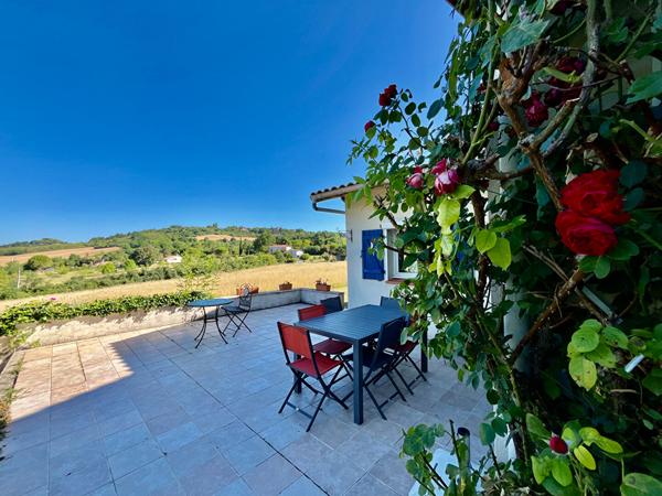 Dans le secteur de Pujols, au coeur du Lot-et-Garonne, proche de toutes les commodités, cette ravissante maison d'environ 107,15 m² vous séduira par son emplacement privilégié et sa vue imprenable. Elle se compose d'un vaste salon/séjour lumineux d'enviro , Pujols