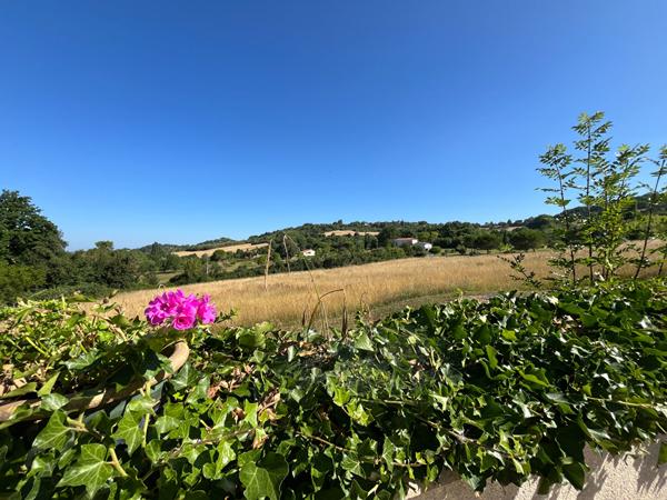 Dans le secteur de Pujols, au coeur du Lot-et-Garonne, proche de toutes les commodités, cette ravissante maison d'environ 107,15 m² vous séduira par son emplacement privilégié et sa vue imprenable. Elle se compose d'un vaste salon/séjour lumineux d'enviro , Pujols