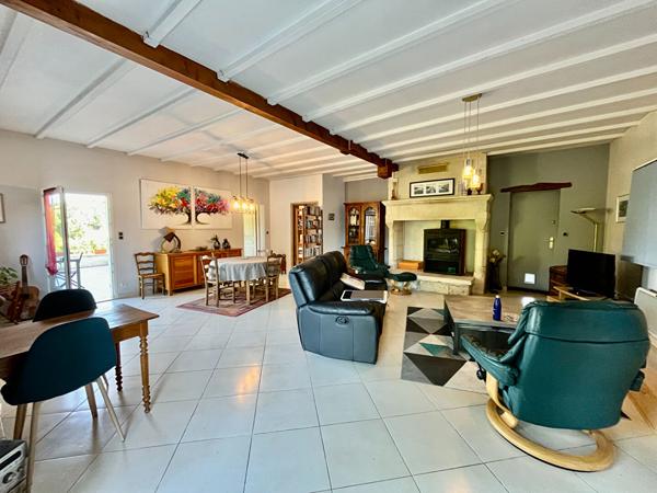 Dans le secteur de Pujols, au coeur du Lot-et-Garonne, proche de toutes les commodités, cette ravissante maison d'environ 107,15 m² vous séduira par son emplacement privilégié et sa vue imprenable. Elle se compose d'un vaste salon/séjour lumineux d'enviro , Pujols