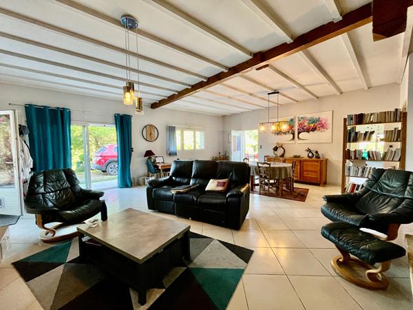 Dans le secteur de Pujols, au coeur du Lot-et-Garonne, proche de toutes les commodités, cette ravissante maison d'environ 107,15 m² vous séduira par son emplacement privilégié et sa vue imprenable. Elle se compose d'un vaste salon/séjour lumineux d'enviro , Pujols