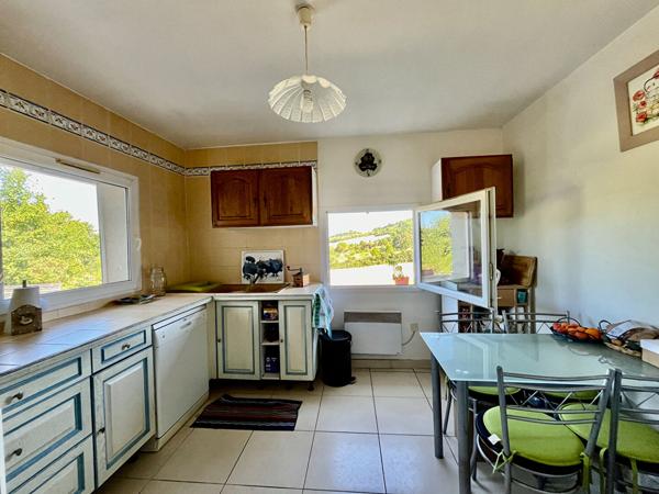 Dans le secteur de Pujols, au coeur du Lot-et-Garonne, proche de toutes les commodités, cette ravissante maison d'environ 107,15 m² vous séduira par son emplacement privilégié et sa vue imprenable. Elle se compose d'un vaste salon/séjour lumineux d'enviro , Pujols