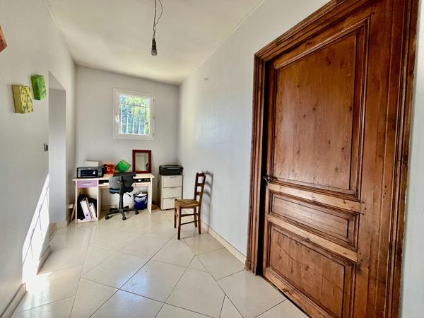 Dans le secteur de Pujols, au coeur du Lot-et-Garonne, proche de toutes les commodités, cette ravissante maison d'environ 107,15 m² vous séduira par son emplacement privilégié et sa vue imprenable. Elle se compose d'un vaste salon/séjour lumineux d'enviro , Pujols