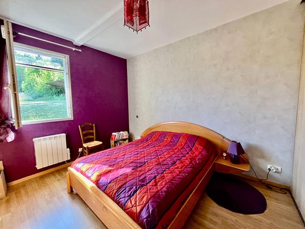 Dans le secteur de Pujols, au coeur du Lot-et-Garonne, proche de toutes les commodités, cette ravissante maison d'environ 107,15 m² vous séduira par son emplacement privilégié et sa vue imprenable. Elle se compose d'un vaste salon/séjour lumineux d'enviro , Pujols