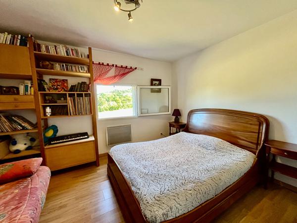 Dans le secteur de Pujols, au coeur du Lot-et-Garonne, proche de toutes les commodités, cette ravissante maison d'environ 107,15 m² vous séduira par son emplacement privilégié et sa vue imprenable. Elle se compose d'un vaste salon/séjour lumineux d'enviro , Pujols