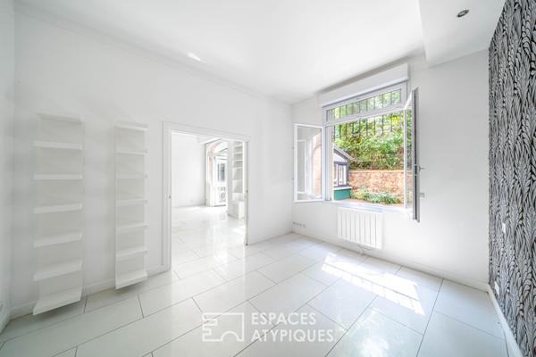 Rez-de jardin avec terrasses et véranda, rue de la Colonie