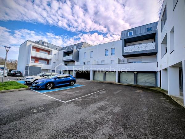 Dans une résidence place de parking aérienne.