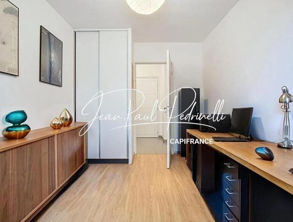 LYON 8 MERMOZ - T3 contemporain 64,5 m² – DPE B – Grand balcon 9 m² – Garage en supplément – Métro D – Tram T6 – Bus C15 & PL1