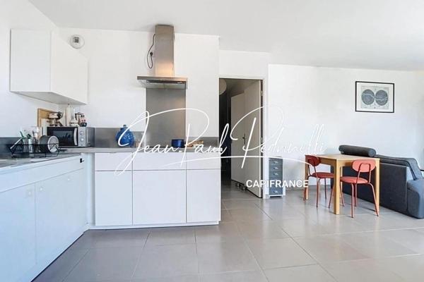 LYON 8 MERMOZ - T3 contemporain 64,5 m² – DPE B – Grand balcon 9 m² – Garage en supplément – Métro D – Tram T6 – Bus C15 & PL1
