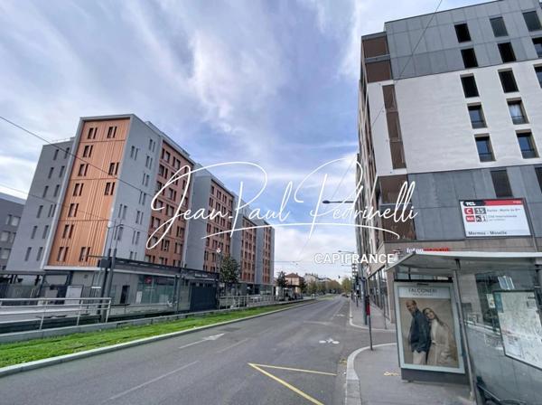 LYON 8 MERMOZ - T3 contemporain 64,5 m² – DPE B – Grand balcon 9 m² – Garage en supplément – Métro D – Tram T6 – Bus C15 & PL1