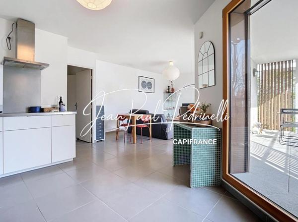 LYON 8 MERMOZ - T3 contemporain 64,5 m² – DPE B – Grand balcon 9 m² – Garage en supplément – Métro D – Tram T6 – Bus C15 & PL1