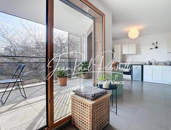 LYON 8 MERMOZ - T3 contemporain 64,5 m² – DPE B – Grand balcon 9 m² – Garage en supplément – Métro D – Tram T6 – Bus C15 & PL1