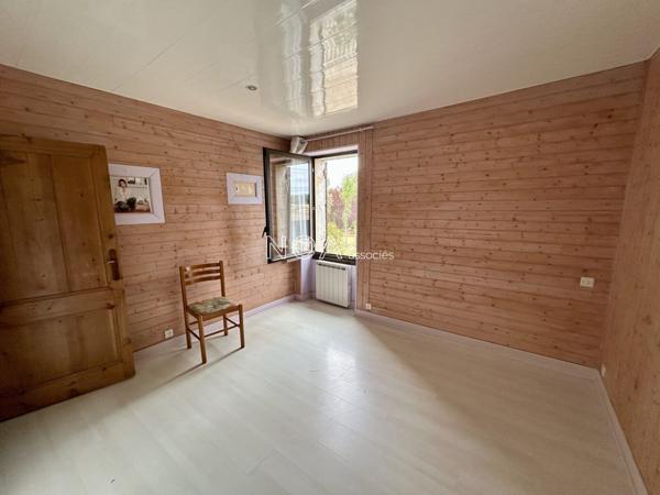 Maison en pierre, vue sur la vallée