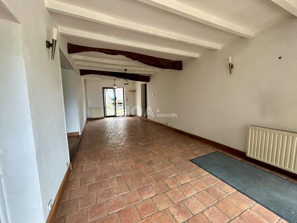 Maison en pierre, vue sur la vallée