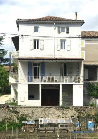 Saint Ambroix, immeuble de 3 appartements, atelier, caves et terrain 2500m²