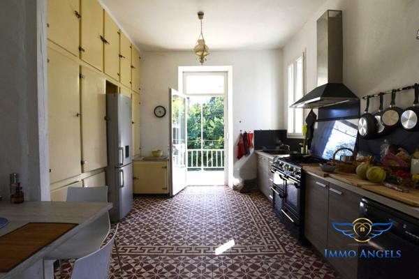 Saint Ambroix, immeuble de 3 appartements, atelier, caves et terrain 2500m²