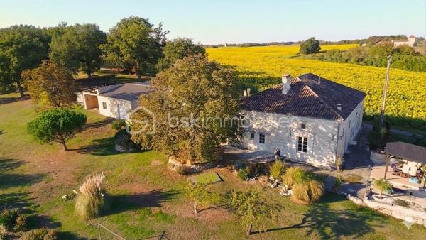Quand soudain, au bout du monde, cette authentique maison gasconne apparaît, habillée de ses belles pierres blanches et fière de sa carrure solide, vous serez séduit le premier regard !  Nichée dans un environnement presque irréel, sans aucun vis-à-vis ni voisins proches, elle offre les vallons du Gers à perte de vue pour seule compagnie. Un véritable havre de paix où savourer la douceur de vivre et le célèbre art de vivre gersois.
C'est la Campagne Gersoise aux Portes d'Agen
Bien que retirée de toute agitation, cette propriété bénéficie d’un emplacement stratégique parfait pour le télétravail ou une activité professionnelle active : À seulement 4 km d’Astaffort avec un accès immédiat aux commodités du quotidien (supermarché, professionnels de santé, écoles) et à 20 km de la gare TGV d'Agen vous rejoignez Paris en TGV en toute simplicité. Un compromis idéal pour les Agenais en mal de nature ou les citadins en quête d'une résidence semi-principale.
Le parc Arboré de plus de 4 000 m² magnifiquement entretenu entoure la maison d'un écrin de verdure. Vous y découvrirez des chênes centenaires, de beaux espaces enherbés et une terrasse fleurie idéale pour les déjeuners d’été face à la campagne gersoise. Le soir venu, l'absence de pollution lumineuse vous offrira la Voie Lactée comme décor.
La structure est saine (toiture et charpente en très bon état) et le gros œuvre est impeccable : Suite à la sécheresse de 2022, les fondations ont bénéficié d'un confortement par longrines de raidissement en béton armé. C'est certifié : ça ne bougera plus !
Les façades en pierres de Gascogne sont rénovées et les menuiseries en double vitrage PVC.
Les annexes : Un garage, un atelier (salle de répétition de musique) et un ancien pigeonnier à rénover, idéal pour un projet de gîte ou de chambre d'hôtes.
L'intérieur mérite un rafraichissement et/ou une réorganisation des pièces. En effet la maison propose une vie de plain-pied confortable avec une belle marge d'évolution. Le RDC est constitué d'un espace de vie (env. 30 m²) : Une grande pièce chaleureuse avec coin cuisine et un séjour agrémenté d'une cheminée insert performante.
et un espace espace nuit & travail : Un bureau/chambre  et 3 chambres lumineuses au rez-de-chaussée.
Commodités : Une salle d’eau très récente, des WC séparés et une buanderie pratique.

Le potentiel + : La buanderie donne accès à de superbes combles aménageables. Sous une magnifique charpente traditionnelle bénéficiant d'une belle hauteur sous plafond, vous pourrez facilement imaginer une suite parentale avec salle de bain supplémentaire.

(Prévoir un rafraîchissement global et une éventuelle redistribution des pièces pour adapter l'espace à vos envies).

Notre avis : Cette maison gasconne est une opportunité rare pour de jeunes séniors actifs à la retraite ou des Agenais désireux de conjuguer vie au vert et facilités professionnelles (Fibre optique sur place). Certes, des travaux d'aménagement intérieur sont à prévoir pour la mettre à votre goût, mais le cadre de vie, la qualité de la pierre et la proximité d'Agen en font un bien d'exception. À visiter sans tarder !

Une exclusivité de l'équipe BSK Immobilier Gers / Gascogne

Contactez-nous pour organiser votre visite et succomber au charme de la Gascogne !
