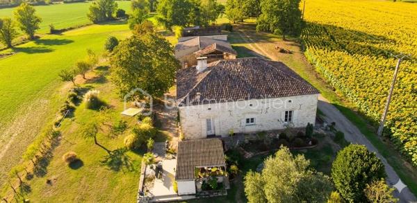 Quand soudain, au bout du monde, cette authentique maison gasconne apparaît, habillée de ses belles pierres blanches et fière de sa carrure solide, vous serez séduit le premier regard !  Nichée dans un environnement presque irréel, sans aucun vis-à-vis ni voisins proches, elle offre les vallons du Gers à perte de vue pour seule compagnie. Un véritable havre de paix où savourer la douceur de vivre et le célèbre art de vivre gersois.
C'est la Campagne Gersoise aux Portes d'Agen
Bien que retirée de toute agitation, cette propriété bénéficie d’un emplacement stratégique parfait pour le télétravail ou une activité professionnelle active : À seulement 4 km d’Astaffort avec un accès immédiat aux commodités du quotidien (supermarché, professionnels de santé, écoles) et à 20 km de la gare TGV d'Agen vous rejoignez Paris en TGV en toute simplicité. Un compromis idéal pour les Agenais en mal de nature ou les citadins en quête d'une résidence semi-principale.
Le parc Arboré de plus de 4 000 m² magnifiquement entretenu entoure la maison d'un écrin de verdure. Vous y découvrirez des chênes centenaires, de beaux espaces enherbés et une terrasse fleurie idéale pour les déjeuners d’été face à la campagne gersoise. Le soir venu, l'absence de pollution lumineuse vous offrira la Voie Lactée comme décor.
La structure est saine (toiture et charpente en très bon état) et le gros œuvre est impeccable : Suite à la sécheresse de 2022, les fondations ont bénéficié d'un confortement par longrines de raidissement en béton armé. C'est certifié : ça ne bougera plus !
Les façades en pierres de Gascogne sont rénovées et les menuiseries en double vitrage PVC.
Les annexes : Un garage, un atelier (salle de répétition de musique) et un ancien pigeonnier à rénover, idéal pour un projet de gîte ou de chambre d'hôtes.
L'intérieur mérite un rafraichissement et/ou une réorganisation des pièces. En effet la maison propose une vie de plain-pied confortable avec une belle marge d'évolution. Le RDC est constitué d'un espace de vie (env. 30 m²) : Une grande pièce chaleureuse avec coin cuisine et un séjour agrémenté d'une cheminée insert performante.
et un espace espace nuit & travail : Un bureau/chambre  et 3 chambres lumineuses au rez-de-chaussée.
Commodités : Une salle d’eau très récente, des WC séparés et une buanderie pratique.

Le potentiel + : La buanderie donne accès à de superbes combles aménageables. Sous une magnifique charpente traditionnelle bénéficiant d'une belle hauteur sous plafond, vous pourrez facilement imaginer une suite parentale avec salle de bain supplémentaire.

(Prévoir un rafraîchissement global et une éventuelle redistribution des pièces pour adapter l'espace à vos envies).

Notre avis : Cette maison gasconne est une opportunité rare pour de jeunes séniors actifs à la retraite ou des Agenais désireux de conjuguer vie au vert et facilités professionnelles (Fibre optique sur place). Certes, des travaux d'aménagement intérieur sont à prévoir pour la mettre à votre goût, mais le cadre de vie, la qualité de la pierre et la proximité d'Agen en font un bien d'exception. À visiter sans tarder !

Une exclusivité de l'équipe BSK Immobilier Gers / Gascogne

Contactez-nous pour organiser votre visite et succomber au charme de la Gascogne !