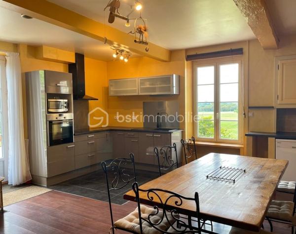 Quand soudain, au bout du monde, cette authentique maison gasconne apparaît, habillée de ses belles pierres blanches et fière de sa carrure solide, vous serez séduit le premier regard !  Nichée dans un environnement presque irréel, sans aucun vis-à-vis ni voisins proches, elle offre les vallons du Gers à perte de vue pour seule compagnie. Un véritable havre de paix où savourer la douceur de vivre et le célèbre art de vivre gersois.
C'est la Campagne Gersoise aux Portes d'Agen
Bien que retirée de toute agitation, cette propriété bénéficie d’un emplacement stratégique parfait pour le télétravail ou une activité professionnelle active : À seulement 4 km d’Astaffort avec un accès immédiat aux commodités du quotidien (supermarché, professionnels de santé, écoles) et à 20 km de la gare TGV d'Agen vous rejoignez Paris en TGV en toute simplicité. Un compromis idéal pour les Agenais en mal de nature ou les citadins en quête d'une résidence semi-principale.
Le parc Arboré de plus de 4 000 m² magnifiquement entretenu entoure la maison d'un écrin de verdure. Vous y découvrirez des chênes centenaires, de beaux espaces enherbés et une terrasse fleurie idéale pour les déjeuners d’été face à la campagne gersoise. Le soir venu, l'absence de pollution lumineuse vous offrira la Voie Lactée comme décor.
La structure est saine (toiture et charpente en très bon état) et le gros œuvre est impeccable : Suite à la sécheresse de 2022, les fondations ont bénéficié d'un confortement par longrines de raidissement en béton armé. C'est certifié : ça ne bougera plus !
Les façades en pierres de Gascogne sont rénovées et les menuiseries en double vitrage PVC.
Les annexes : Un garage, un atelier (salle de répétition de musique) et un ancien pigeonnier à rénover, idéal pour un projet de gîte ou de chambre d'hôtes.
L'intérieur mérite un rafraichissement et/ou une réorganisation des pièces. En effet la maison propose une vie de plain-pied confortable avec une belle marge d'évolution. Le RDC est constitué d'un espace de vie (env. 30 m²) : Une grande pièce chaleureuse avec coin cuisine et un séjour agrémenté d'une cheminée insert performante.
et un espace espace nuit & travail : Un bureau/chambre  et 3 chambres lumineuses au rez-de-chaussée.
Commodités : Une salle d’eau très récente, des WC séparés et une buanderie pratique.

Le potentiel + : La buanderie donne accès à de superbes combles aménageables. Sous une magnifique charpente traditionnelle bénéficiant d'une belle hauteur sous plafond, vous pourrez facilement imaginer une suite parentale avec salle de bain supplémentaire.

(Prévoir un rafraîchissement global et une éventuelle redistribution des pièces pour adapter l'espace à vos envies).

Notre avis : Cette maison gasconne est une opportunité rare pour de jeunes séniors actifs à la retraite ou des Agenais désireux de conjuguer vie au vert et facilités professionnelles (Fibre optique sur place). Certes, des travaux d'aménagement intérieur sont à prévoir pour la mettre à votre goût, mais le cadre de vie, la qualité de la pierre et la proximité d'Agen en font un bien d'exception. À visiter sans tarder !

Une exclusivité de l'équipe BSK Immobilier Gers / Gascogne

Contactez-nous pour organiser votre visite et succomber au charme de la Gascogne !