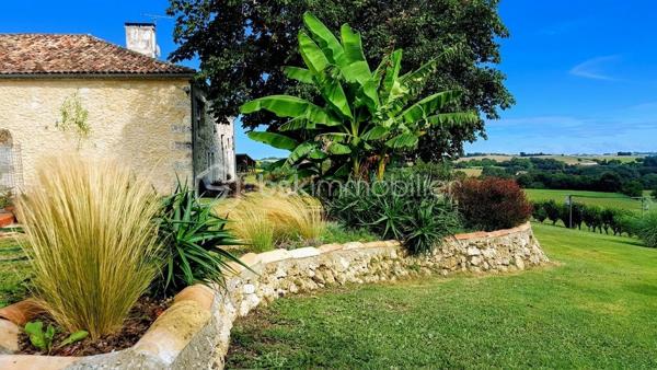 Quand soudain, au bout du monde, cette authentique maison gasconne apparaît, habillée de ses belles pierres blanches et fière de sa carrure solide, vous serez séduit le premier regard !  Nichée dans un environnement presque irréel, sans aucun vis-à-vis ni voisins proches, elle offre les vallons du Gers à perte de vue pour seule compagnie. Un véritable havre de paix où savourer la douceur de vivre et le célèbre art de vivre gersois.
C'est la Campagne Gersoise aux Portes d'Agen
Bien que retirée de toute agitation, cette propriété bénéficie d’un emplacement stratégique parfait pour le télétravail ou une activité professionnelle active : À seulement 4 km d’Astaffort avec un accès immédiat aux commodités du quotidien (supermarché, professionnels de santé, écoles) et à 20 km de la gare TGV d'Agen vous rejoignez Paris en TGV en toute simplicité. Un compromis idéal pour les Agenais en mal de nature ou les citadins en quête d'une résidence semi-principale.
Le parc Arboré de plus de 4 000 m² magnifiquement entretenu entoure la maison d'un écrin de verdure. Vous y découvrirez des chênes centenaires, de beaux espaces enherbés et une terrasse fleurie idéale pour les déjeuners d’été face à la campagne gersoise. Le soir venu, l'absence de pollution lumineuse vous offrira la Voie Lactée comme décor.
La structure est saine (toiture et charpente en très bon état) et le gros œuvre est impeccable : Suite à la sécheresse de 2022, les fondations ont bénéficié d'un confortement par longrines de raidissement en béton armé. C'est certifié : ça ne bougera plus !
Les façades en pierres de Gascogne sont rénovées et les menuiseries en double vitrage PVC.
Les annexes : Un garage, un atelier (salle de répétition de musique) et un ancien pigeonnier à rénover, idéal pour un projet de gîte ou de chambre d'hôtes.
L'intérieur mérite un rafraichissement et/ou une réorganisation des pièces. En effet la maison propose une vie de plain-pied confortable avec une belle marge d'évolution. Le RDC est constitué d'un espace de vie (env. 30 m²) : Une grande pièce chaleureuse avec coin cuisine et un séjour agrémenté d'une cheminée insert performante.
et un espace espace nuit & travail : Un bureau/chambre  et 3 chambres lumineuses au rez-de-chaussée.
Commodités : Une salle d’eau très récente, des WC séparés et une buanderie pratique.

Le potentiel + : La buanderie donne accès à de superbes combles aménageables. Sous une magnifique charpente traditionnelle bénéficiant d'une belle hauteur sous plafond, vous pourrez facilement imaginer une suite parentale avec salle de bain supplémentaire.

(Prévoir un rafraîchissement global et une éventuelle redistribution des pièces pour adapter l'espace à vos envies).

Notre avis : Cette maison gasconne est une opportunité rare pour de jeunes séniors actifs à la retraite ou des Agenais désireux de conjuguer vie au vert et facilités professionnelles (Fibre optique sur place). Certes, des travaux d'aménagement intérieur sont à prévoir pour la mettre à votre goût, mais le cadre de vie, la qualité de la pierre et la proximité d'Agen en font un bien d'exception. À visiter sans tarder !

Une exclusivité de l'équipe BSK Immobilier Gers / Gascogne

Contactez-nous pour organiser votre visite et succomber au charme de la Gascogne !