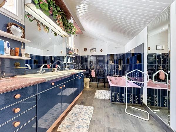 Propriété située à Bressuire, à seulement 5 minutes du centre-ville, édifiée sur un parc arboré d’environ 2 500 m².

Vous débuterez la visite par un hall d’entrée desservant un double séjour chaleureux avec insert à bois, une cuisine aménagée et équipée ouverte sur la terrasse et la véranda, une buanderie, des WC indépendants ainsi qu’un bureau de 18 m².

À l’étage, l’espace nuit se compose d’une suite parentale avec sa salle de bains privative et son accès au balcon offrant une vue sur le parc paysagé, de deux chambres supplémentaires, d’une salle d’eau, de WC indépendants et d’une seconde buanderie.

Vous découvrirez également un véritable espace bien-être comprenant une piscine couverte, un sauna, un spa ainsi qu’un espace salon/salle à manger idéal pour profiter de moments conviviaux en famille ou entre amis.

Côté pratique, cette propriété dispose également d’un garage, d’un préau et de plusieurs dépendances pour le stockage.

Si vous recherchez de grands espaces, de la tranquillité sans vis-à-vis et la proximité immédiate du centre-ville pour le quotidien, cette propriété aux belles prestations saura vous séduire.
