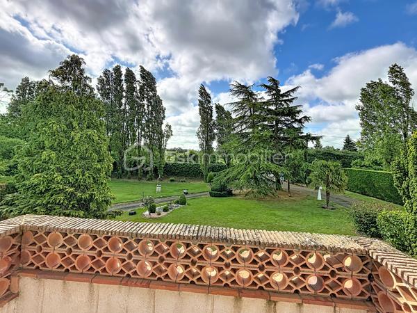 Propriété située à Bressuire, à seulement 5 minutes du centre-ville, édifiée sur un parc arboré d’environ 2 500 m².

Vous débuterez la visite par un hall d’entrée desservant un double séjour chaleureux avec insert à bois, une cuisine aménagée et équipée ouverte sur la terrasse et la véranda, une buanderie, des WC indépendants ainsi qu’un bureau de 18 m².

À l’étage, l’espace nuit se compose d’une suite parentale avec sa salle de bains privative et son accès au balcon offrant une vue sur le parc paysagé, de deux chambres supplémentaires, d’une salle d’eau, de WC indépendants et d’une seconde buanderie.

Vous découvrirez également un véritable espace bien-être comprenant une piscine couverte, un sauna, un spa ainsi qu’un espace salon/salle à manger idéal pour profiter de moments conviviaux en famille ou entre amis.

Côté pratique, cette propriété dispose également d’un garage, d’un préau et de plusieurs dépendances pour le stockage.

Si vous recherchez de grands espaces, de la tranquillité sans vis-à-vis et la proximité immédiate du centre-ville pour le quotidien, cette propriété aux belles prestations saura vous séduire.
