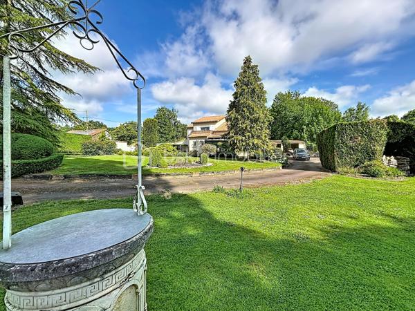 Propriété située à Bressuire, à seulement 5 minutes du centre-ville, édifiée sur un parc arboré d’environ 2 500 m².

Vous débuterez la visite par un hall d’entrée desservant un double séjour chaleureux avec insert à bois, une cuisine aménagée et équipée ouverte sur la terrasse et la véranda, une buanderie, des WC indépendants ainsi qu’un bureau de 18 m².

À l’étage, l’espace nuit se compose d’une suite parentale avec sa salle de bains privative et son accès au balcon offrant une vue sur le parc paysagé, de deux chambres supplémentaires, d’une salle d’eau, de WC indépendants et d’une seconde buanderie.

Vous découvrirez également un véritable espace bien-être comprenant une piscine couverte, un sauna, un spa ainsi qu’un espace salon/salle à manger idéal pour profiter de moments conviviaux en famille ou entre amis.

Côté pratique, cette propriété dispose également d’un garage, d’un préau et de plusieurs dépendances pour le stockage.

Si vous recherchez de grands espaces, de la tranquillité sans vis-à-vis et la proximité immédiate du centre-ville pour le quotidien, cette propriété aux belles prestations saura vous séduire.