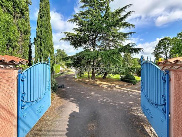 Propriété située à Bressuire, à seulement 5 minutes du centre-ville, édifiée sur un parc arboré d’environ 2 500 m².

Vous débuterez la visite par un hall d’entrée desservant un double séjour chaleureux avec insert à bois, une cuisine aménagée et équipée ouverte sur la terrasse et la véranda, une buanderie, des WC indépendants ainsi qu’un bureau de 18 m².

À l’étage, l’espace nuit se compose d’une suite parentale avec sa salle de bains privative et son accès au balcon offrant une vue sur le parc paysagé, de deux chambres supplémentaires, d’une salle d’eau, de WC indépendants et d’une seconde buanderie.

Vous découvrirez également un véritable espace bien-être comprenant une piscine couverte, un sauna, un spa ainsi qu’un espace salon/salle à manger idéal pour profiter de moments conviviaux en famille ou entre amis.

Côté pratique, cette propriété dispose également d’un garage, d’un préau et de plusieurs dépendances pour le stockage.

Si vous recherchez de grands espaces, de la tranquillité sans vis-à-vis et la proximité immédiate du centre-ville pour le quotidien, cette propriété aux belles prestations saura vous séduire.