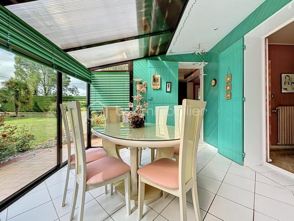 Propriété située à Bressuire, à seulement 5 minutes du centre-ville, édifiée sur un parc arboré d’environ 2 500 m².

Vous débuterez la visite par un hall d’entrée desservant un double séjour chaleureux avec insert à bois, une cuisine aménagée et équipée ouverte sur la terrasse et la véranda, une buanderie, des WC indépendants ainsi qu’un bureau de 18 m².

À l’étage, l’espace nuit se compose d’une suite parentale avec sa salle de bains privative et son accès au balcon offrant une vue sur le parc paysagé, de deux chambres supplémentaires, d’une salle d’eau, de WC indépendants et d’une seconde buanderie.

Vous découvrirez également un véritable espace bien-être comprenant une piscine couverte, un sauna, un spa ainsi qu’un espace salon/salle à manger idéal pour profiter de moments conviviaux en famille ou entre amis.

Côté pratique, cette propriété dispose également d’un garage, d’un préau et de plusieurs dépendances pour le stockage.

Si vous recherchez de grands espaces, de la tranquillité sans vis-à-vis et la proximité immédiate du centre-ville pour le quotidien, cette propriété aux belles prestations saura vous séduire.