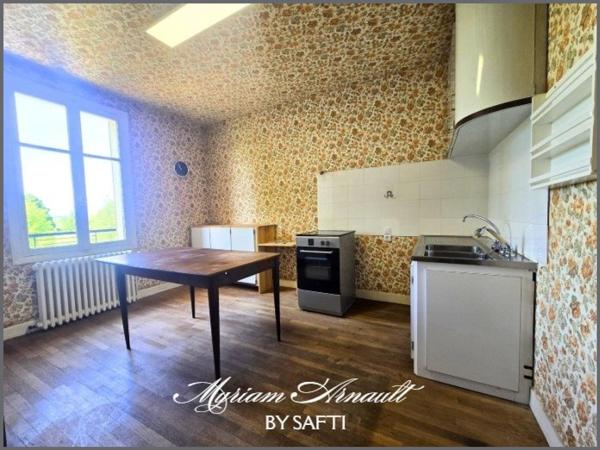 Propriété 240 m² divisée en 3 appartements avec garage et dépendances sur terrain