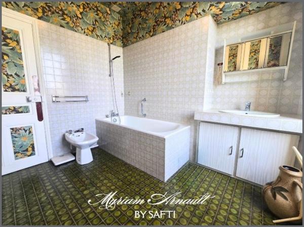 Propriété 240 m² divisée en 3 appartements avec garage et dépendances sur terrain