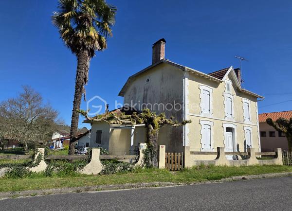 Située à Villenave, à proximité du paisible Lac d’Arjuzanx, cette charmante maison de bourg datant de 1900 allie authenticité et beaux volumes, offrant un cadre de vie idéal entre nature et confort.

D’une surface habitable d’environ 158 m², elle se compose au rez-de-chaussée d’une cuisine s’ouvrant directement sur une agréable terrasse . Vous y trouverez également un cellier/buanderie fonctionnel, une spacieuse salle à manger propice aux moments de partage, ainsi qu’un salon chaleureux agrémenté d’une cheminée avec insert bois. Un WC indépendant complète ce niveau.

À l’étage, l’espace nuit se compose de quatre chambres lumineuses, idéales pour accueillir une famille ou aménager un espace bureau. Une vaste salle d’eau équipée d’une douche et de deux vasques ainsi qu’un WC indépendant viennent compléter cet étage.

La maison bénéficie d’un système de chauffage performant grâce à une pompe à chaleur récente, assurant confort et efficacité énergétique.

Un grand sous-sol complète le bien, offrant de nombreuses possibilités de rangement ou d’aménagement selon vos besoins.

À l’extérieur, vous profiterez d’un garage ouvert ainsi que de plusieurs places de stationnement, le tout dans un environnement calme et agréable.

Maison raccordée au tout-à-l’égout, située en cœur de bourg, elle bénéficie de la proximité des commodités tout en offrant un cadre de vie serein à deux pas de la nature.

Cette maison de caractère saura séduire les amateurs de biens authentiques à la recherche d’espace, de confort moderne et de tranquillité.
Contactez Véronique Sanchez Amaro EI au 06.33.17.36.70