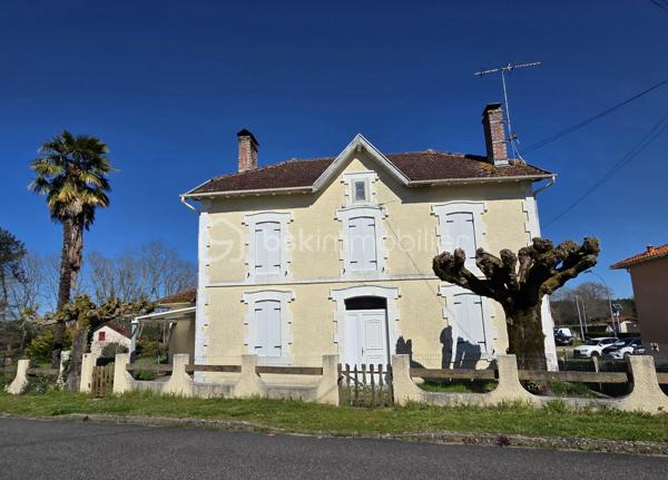 Située à Villenave, à proximité du paisible Lac d’Arjuzanx, cette charmante maison de bourg datant de 1900 allie authenticité et beaux volumes, offrant un cadre de vie idéal entre nature et confort.

D’une surface habitable d’environ 158 m², elle se compose au rez-de-chaussée d’une cuisine s’ouvrant directement sur une agréable terrasse . Vous y trouverez également un cellier/buanderie fonctionnel, une spacieuse salle à manger propice aux moments de partage, ainsi qu’un salon chaleureux agrémenté d’une cheminée avec insert bois. Un WC indépendant complète ce niveau.

À l’étage, l’espace nuit se compose de quatre chambres lumineuses, idéales pour accueillir une famille ou aménager un espace bureau. Une vaste salle d’eau équipée d’une douche et de deux vasques ainsi qu’un WC indépendant viennent compléter cet étage.

La maison bénéficie d’un système de chauffage performant grâce à une pompe à chaleur récente, assurant confort et efficacité énergétique.

Un grand sous-sol complète le bien, offrant de nombreuses possibilités de rangement ou d’aménagement selon vos besoins.

À l’extérieur, vous profiterez d’un garage ouvert ainsi que de plusieurs places de stationnement, le tout dans un environnement calme et agréable.

Maison raccordée au tout-à-l’égout, située en cœur de bourg, elle bénéficie de la proximité des commodités tout en offrant un cadre de vie serein à deux pas de la nature.

Cette maison de caractère saura séduire les amateurs de biens authentiques à la recherche d’espace, de confort moderne et de tranquillité.
Contactez Véronique Sanchez Amaro EI au 06.33.17.36.70