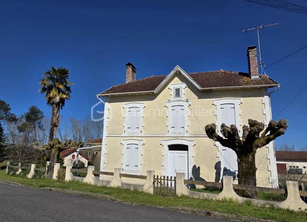 Située à Villenave, à proximité du paisible Lac d’Arjuzanx, cette charmante maison de bourg datant de 1900 allie authenticité et beaux volumes, offrant un cadre de vie idéal entre nature et confort.

D’une surface habitable d’environ 158 m², elle se compose au rez-de-chaussée d’une cuisine s’ouvrant directement sur une agréable terrasse . Vous y trouverez également un cellier/buanderie fonctionnel, une spacieuse salle à manger propice aux moments de partage, ainsi qu’un salon chaleureux agrémenté d’une cheminée avec insert bois. Un WC indépendant complète ce niveau.

À l’étage, l’espace nuit se compose de quatre chambres lumineuses, idéales pour accueillir une famille ou aménager un espace bureau. Une vaste salle d’eau équipée d’une douche et de deux vasques ainsi qu’un WC indépendant viennent compléter cet étage.

La maison bénéficie d’un système de chauffage performant grâce à une pompe à chaleur récente, assurant confort et efficacité énergétique.

Un grand sous-sol complète le bien, offrant de nombreuses possibilités de rangement ou d’aménagement selon vos besoins.

À l’extérieur, vous profiterez d’un garage ouvert ainsi que de plusieurs places de stationnement, le tout dans un environnement calme et agréable.

Maison raccordée au tout-à-l’égout, située en cœur de bourg, elle bénéficie de la proximité des commodités tout en offrant un cadre de vie serein à deux pas de la nature.

Cette maison de caractère saura séduire les amateurs de biens authentiques à la recherche d’espace, de confort moderne et de tranquillité.
Contactez Véronique Sanchez Amaro EI au 06.33.17.36.70