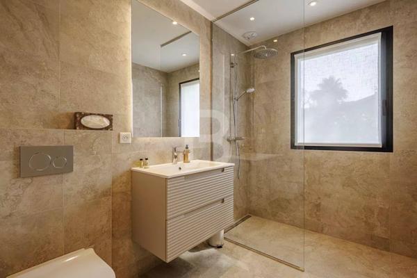 A vendre à l'ouest du Cap d'Antibes, belle villa provençale neuve