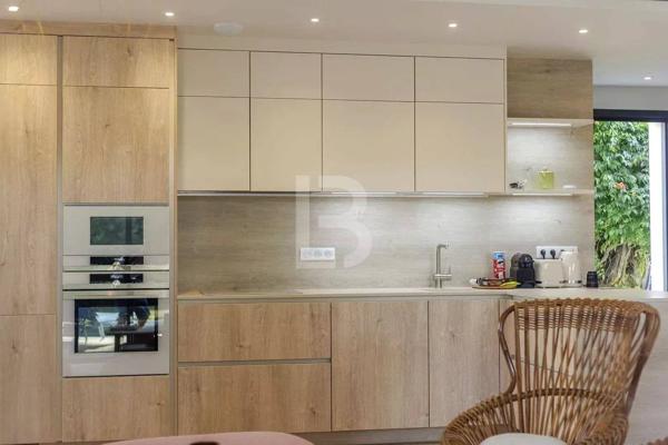 A vendre à l'ouest du Cap d'Antibes, belle villa provençale neuve