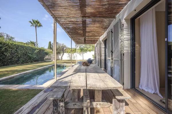 A vendre à l'ouest du Cap d'Antibes, belle villa provençale neuve