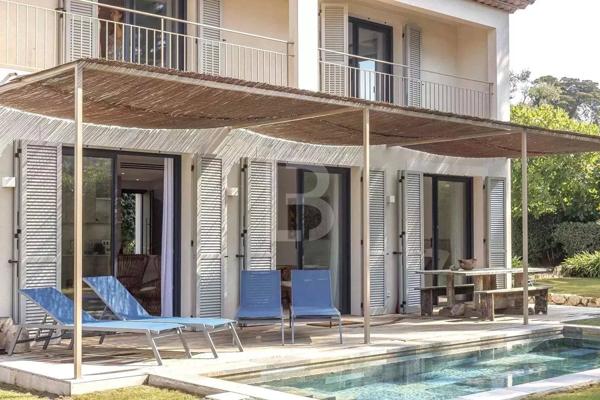 A vendre à l'ouest du Cap d'Antibes, belle villa provençale neuve