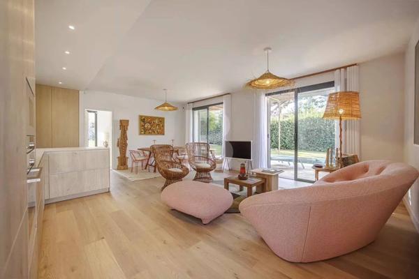 A vendre à l'ouest du Cap d'Antibes, belle villa provençale neuve