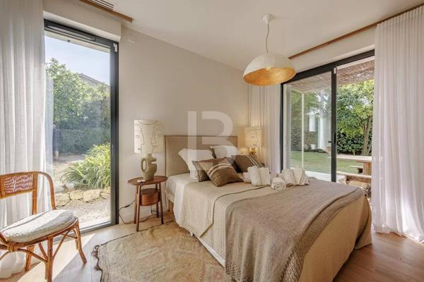 A vendre à l'ouest du Cap d'Antibes, belle villa provençale neuve