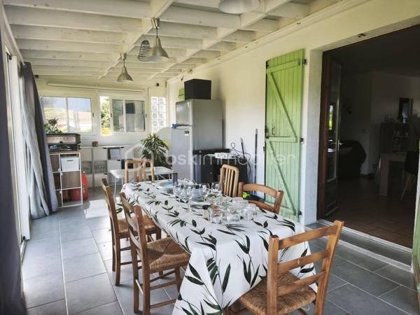 Charmante maison idéalement située à seulement 10 minutes de Saint-Gaudens, dans un environnement calme et nature. Elle offre un cadre de vie agréable avec une vue dégagée sur la nature. 
La maison se compose d’un espace de vie lumineux avec un salon et une cuisine ouverte d’environ 48 mètres carrés, parfait pour recevoir famille et amis. Elle dispose également d’un cellier de 12 mètres carrés, de trois chambres confortables, d’une salle d’eau avec douche à l’italienne et d’un WC indépendant. Une belle véranda de près de 22 mètres carrés vient compléter cet ensemble, offrant un espace supplémentaire pour profiter des beaux jours.

Les écoles sont à proximité, tout comme la zone commerciale de Saint-Gaudens, accessible en seulement 10 minutes. Pour les escapades ou les activités de montagne, l’Espagne est à 40 minutes, et les stations de ski les plus proches à 45 minutes seulement. À l’extérieur, vous apprécierez un joli jardin clôturé de 1800 mètres carrés, avec une piscine pour vous rafraîchir, des cabanes de jardin pour le rangement ou les loisirs, et un double garage spacieux de 35 mètres carrés. Le chauffage est au gaz, complété par un poêle à bois pour un confort optimal. La maison bénéficie également d’une isolation soufflée récente et est raccordée au tout-à-l’égout, assurant confort et économies d’énergie.

Cette maison allie modernité, charme et praticité, dans un environnement privilégié avec ses espaces ouverts, sa terrasse et sa vue imprenable. N’hésitez pas à venir la découvrir, elle pourrait devenir votre nouveau chez-vous!
